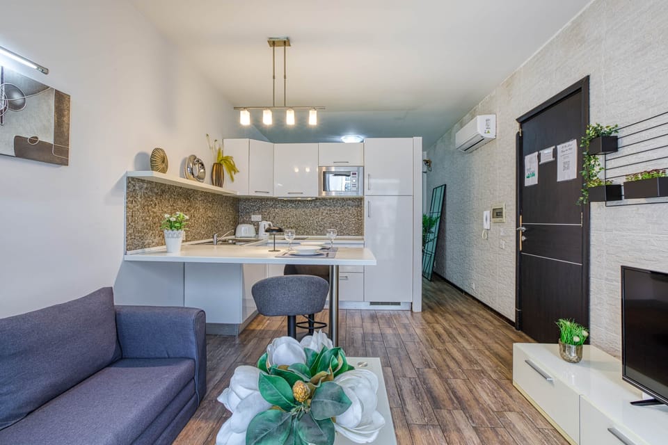 Bright open-plan studio with fully equipped kitchenette and dining space