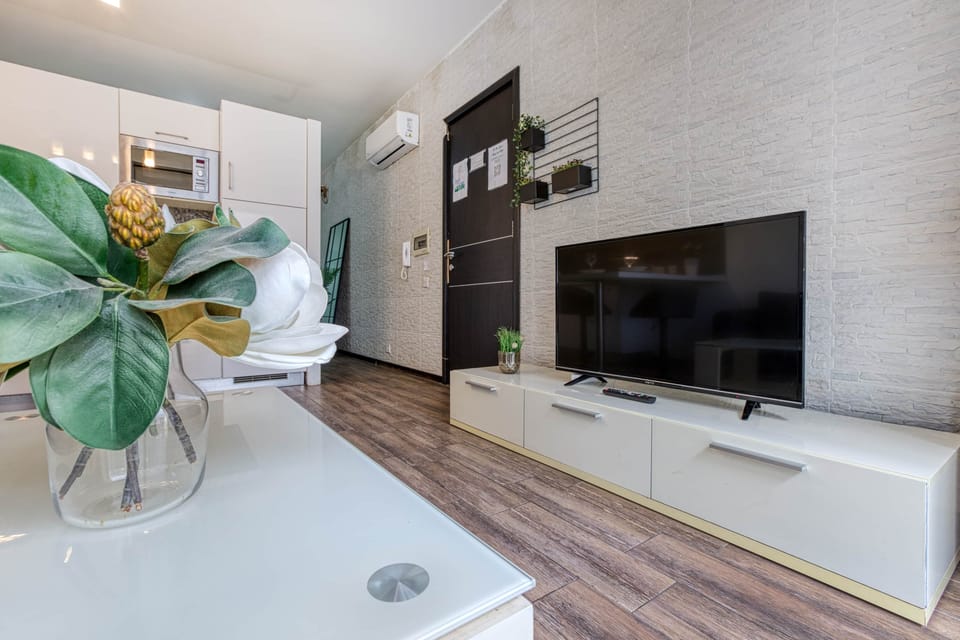Bright open-plan studio with fully equipped kitchenette and dining space