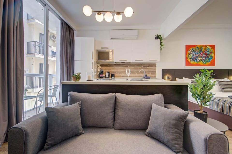 Bright open-plan studio with fully equipped kitchenette and dining space