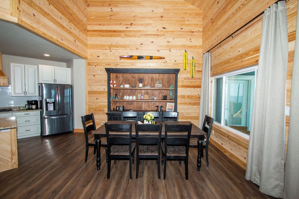Dining area with hutch, charging station, toaster and more!