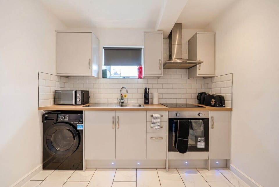 Fully equipped kitchen with washer, oven, hob and breakfast essentials.