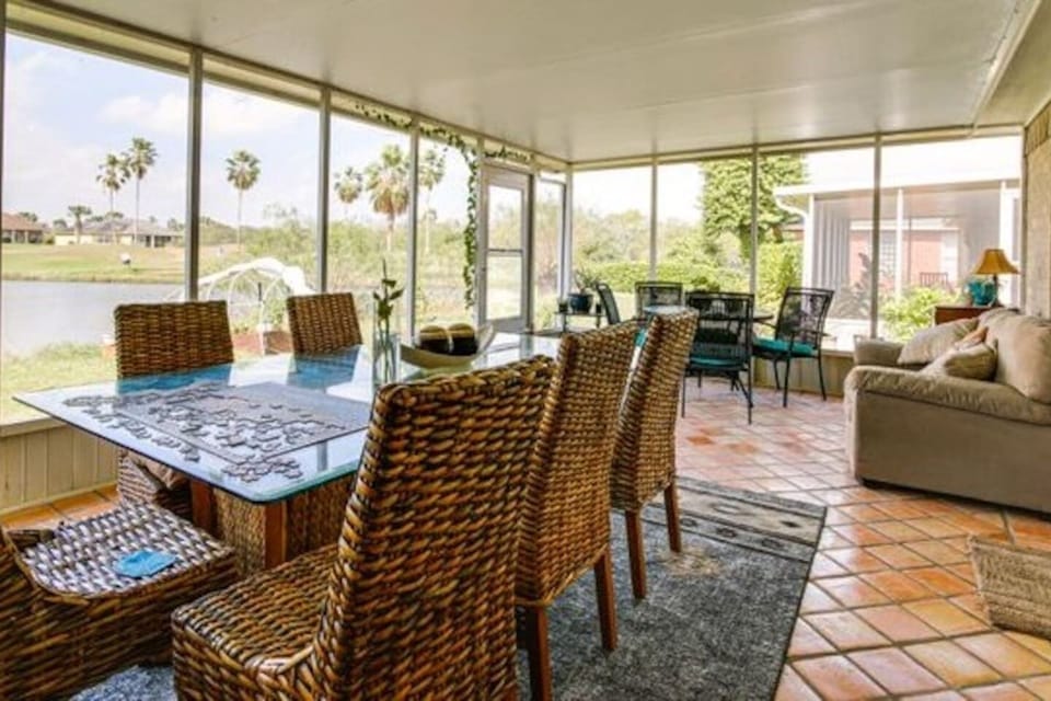 Lakeside Screened porch with seating and games.  You’re welcome to enjoy the screened porch (a shared space with the owner). Access is easy — just walk around to the back of the house from the front patio to reach this relaxing garden-view space.