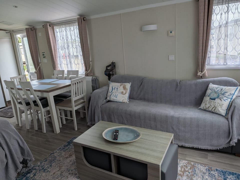Nestled in the scenic county of Essex, this 4 berth, dog friend property on Steeple Bay Holiday Park offers an ideal escape from the everyday.