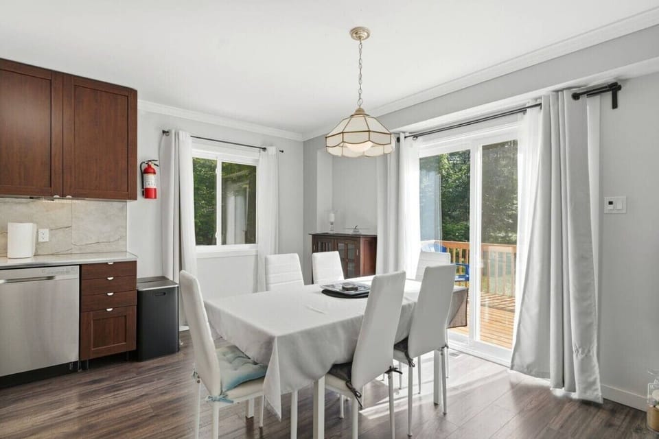 Enjoy shared meals and quality time in this bright dining space. It is designed to be the perfect spot for catching up with your group at the end of the day or starting your morning off right.