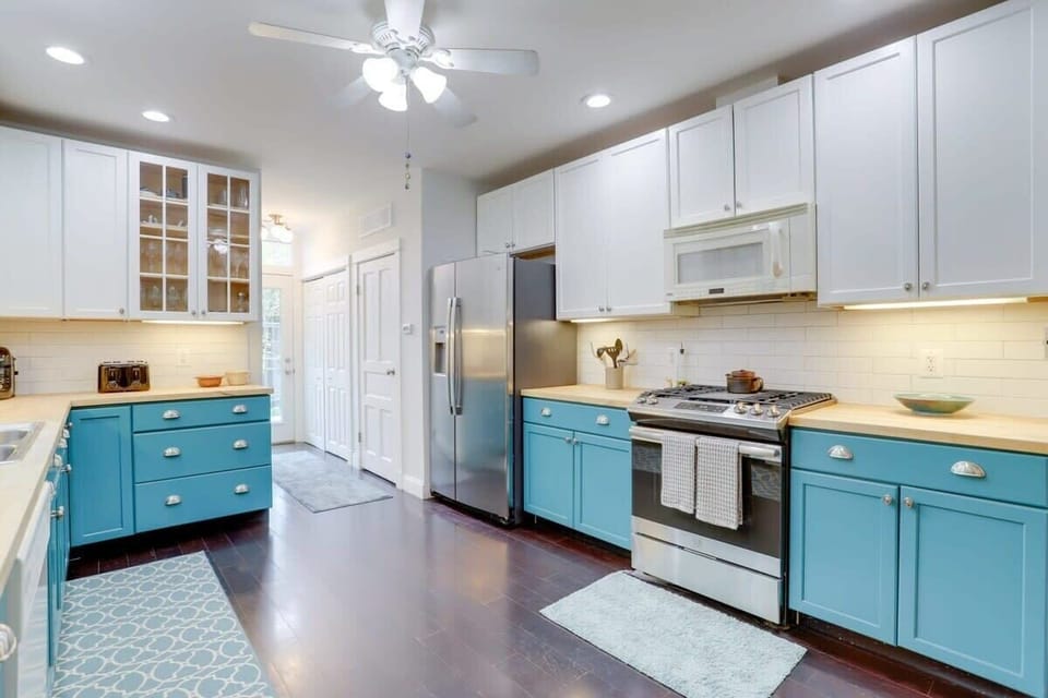 Fully equipped kitchen .