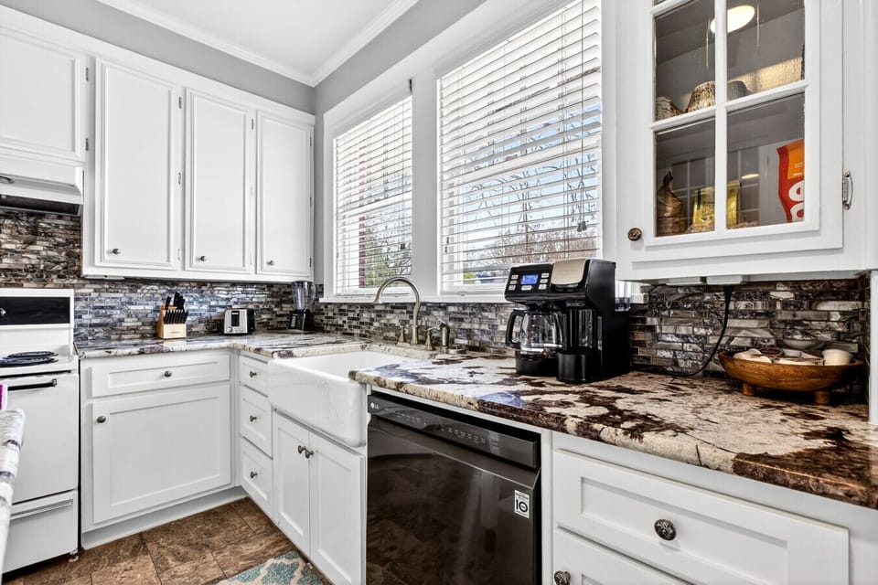 Kitchen | Stainless Steel Appliances | Tile Backsplash