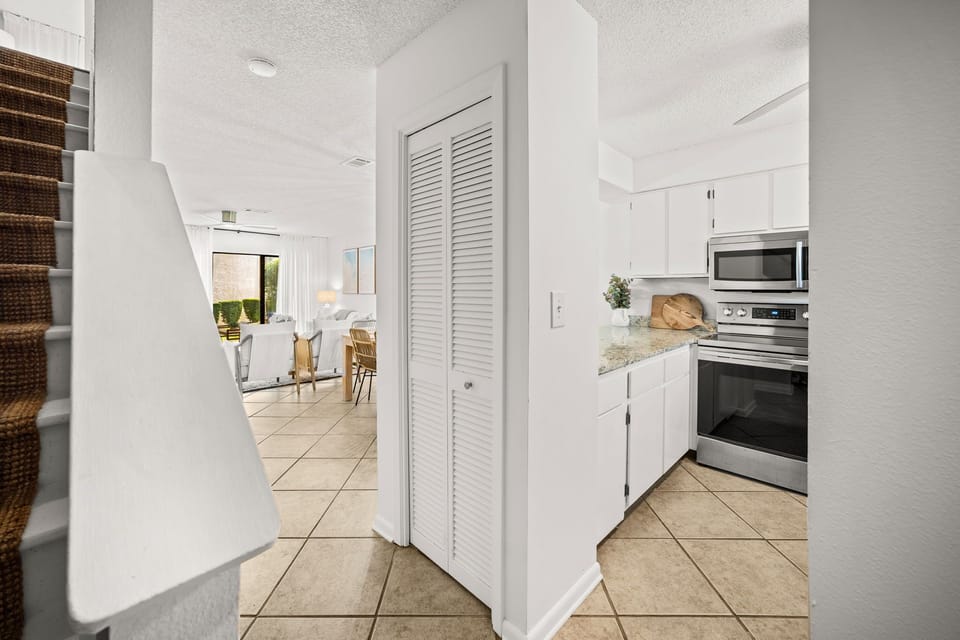 Front entry way with kichen to the right