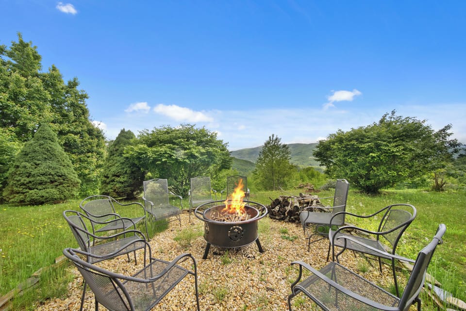 Gather Around to Enjoy the Mountain Scenery