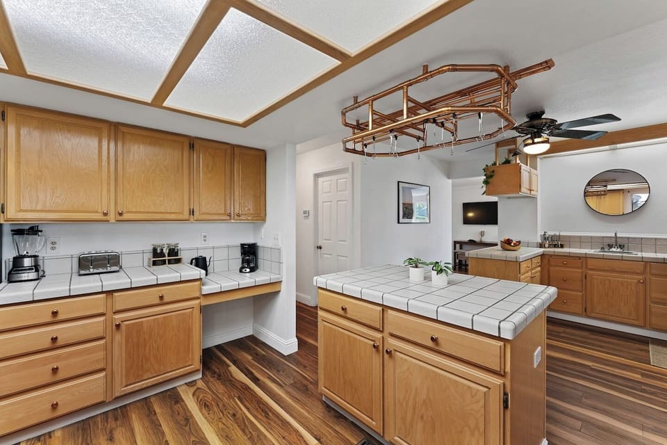 With generous counter space, abundant storage, and a large central island, this kitchen is perfectly equipped for everything from quick breakfasts to family-style dinners.