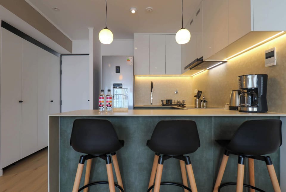 The modern kitchen includes a breakfast bar with seating, ideal for casual meals and gatherings
