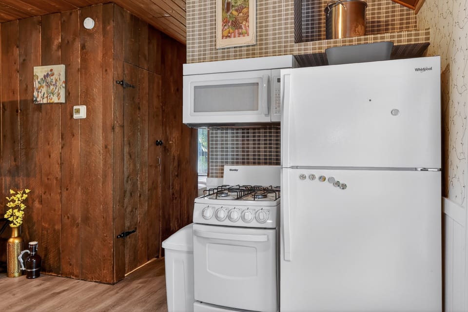 Indoors, Appliance, Microwave, Oven, Refrigerator