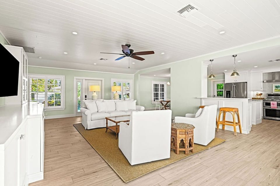 Coastal vibes and endless sunshine in this gorgeous open living space ☀️🛋️
