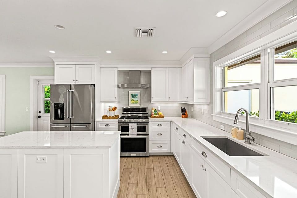 Fully equipped with top-tier appliances to whip up delicious meals for the whole crew. 🥞🍕