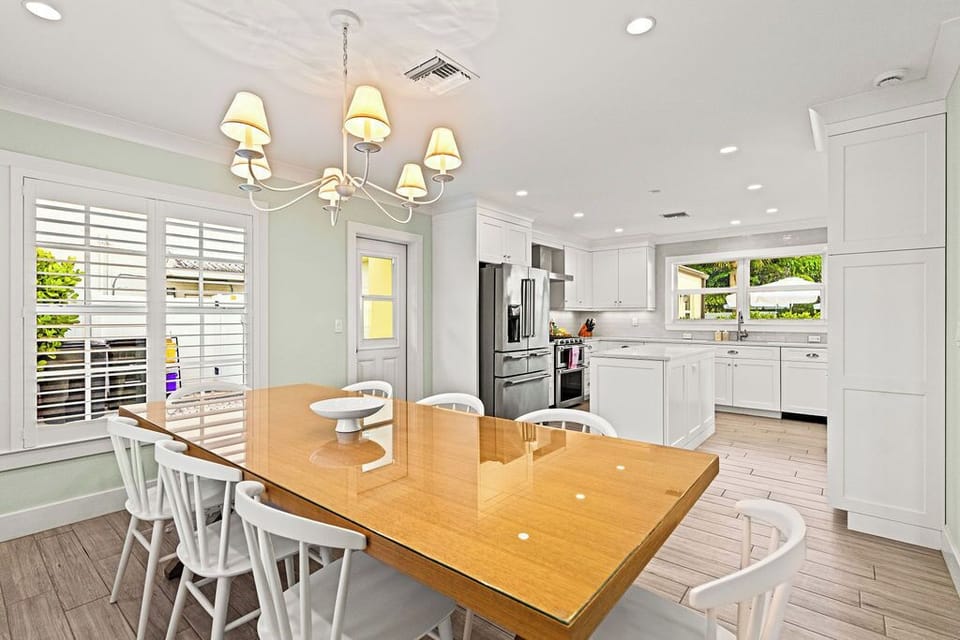 From the dinner table to the kitchen island, this layout is a entertainer's dream 🍽️🥂
