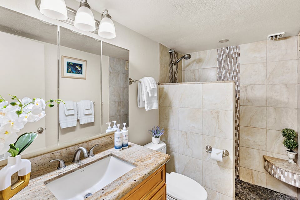 Convenient full bathroom for a comfortable and relaxing island stay