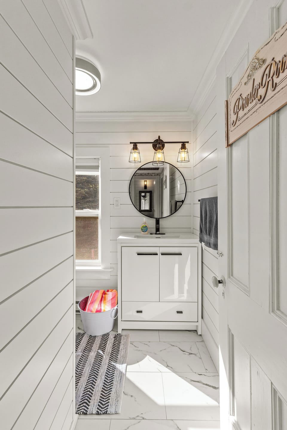 Fresh modern bathroom with clean, stylish finishes.