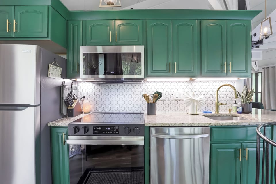 This cozy kitchen comes with all of plenty of cooking supplies