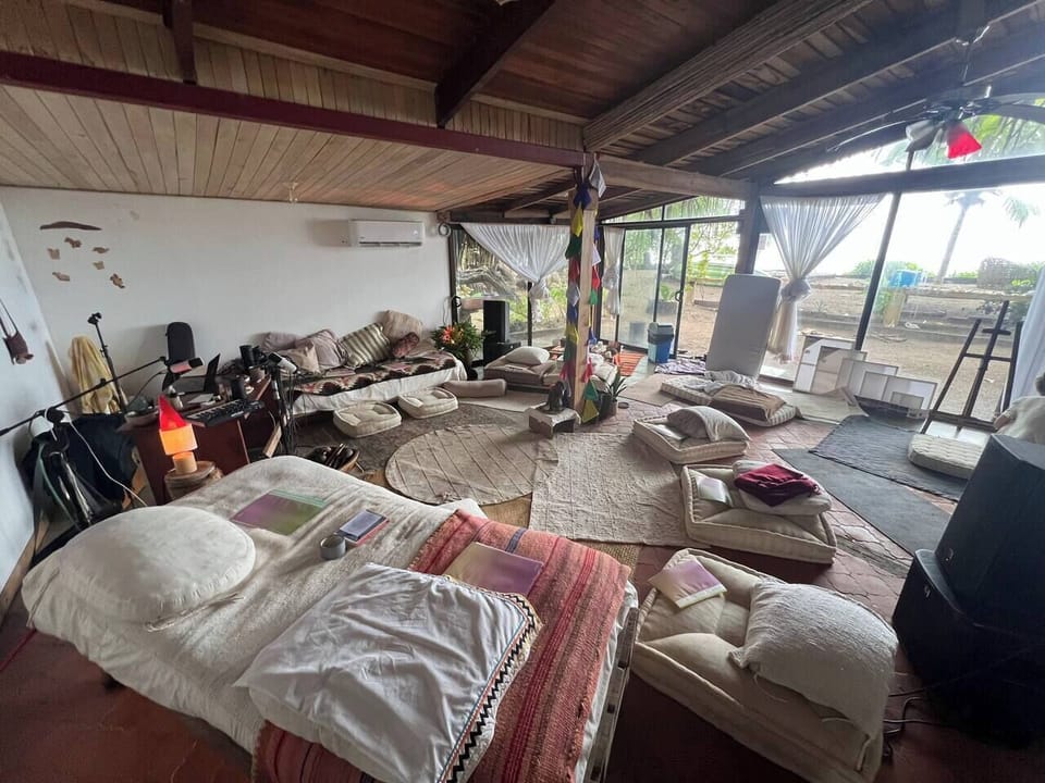 The shala is a shared living room with art supplied some music instruments, has air condition  and ocean view   Great place to hang out, do some work, be creative and read 