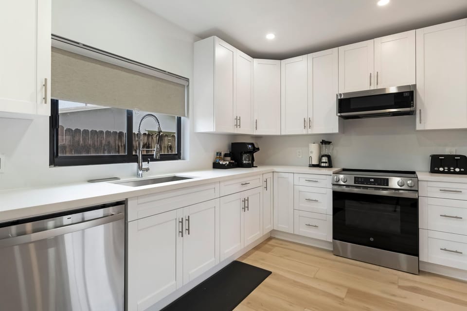 Well equipped kitchen with oven. hob, dishwasher, microwave