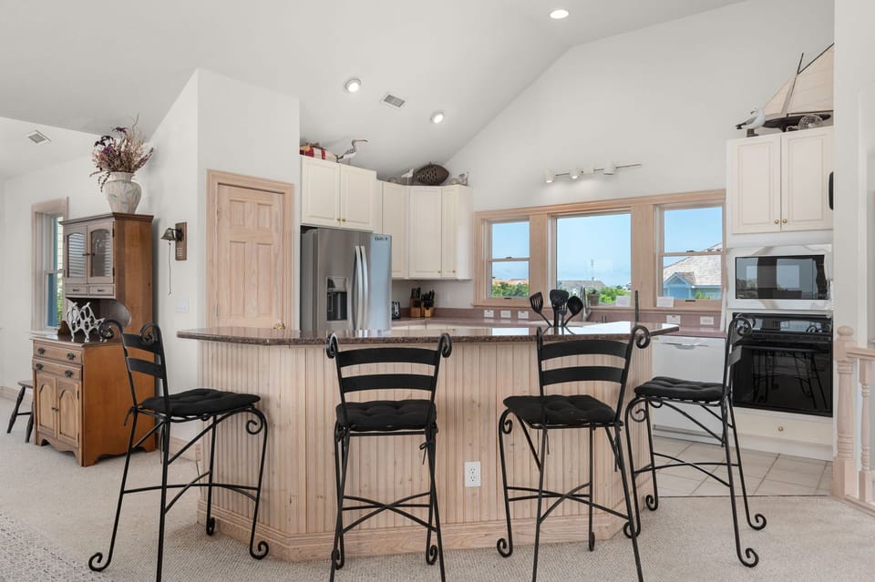 WE21: Mermaid's Pearl | TL Kitchen - Island Seating for 4