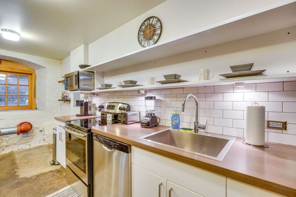 Kitchen | Deep Basin Sink | Tile Backsplash