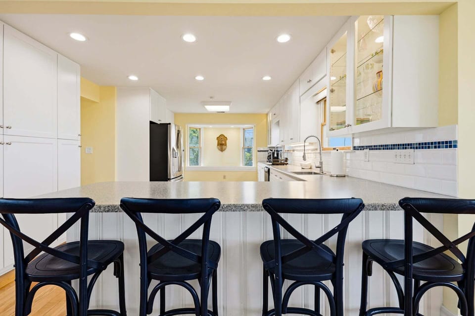 Top level: Breakfast bar.