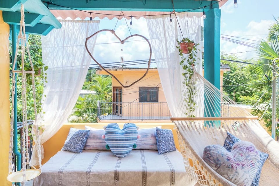 Relaxing Common Area with hammock and daybeds. Access to unlimited filtered drinking water for convenience.