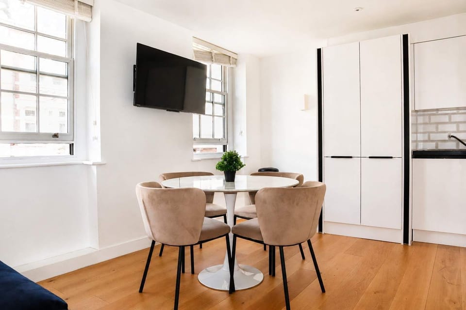 The kitchen and dining area