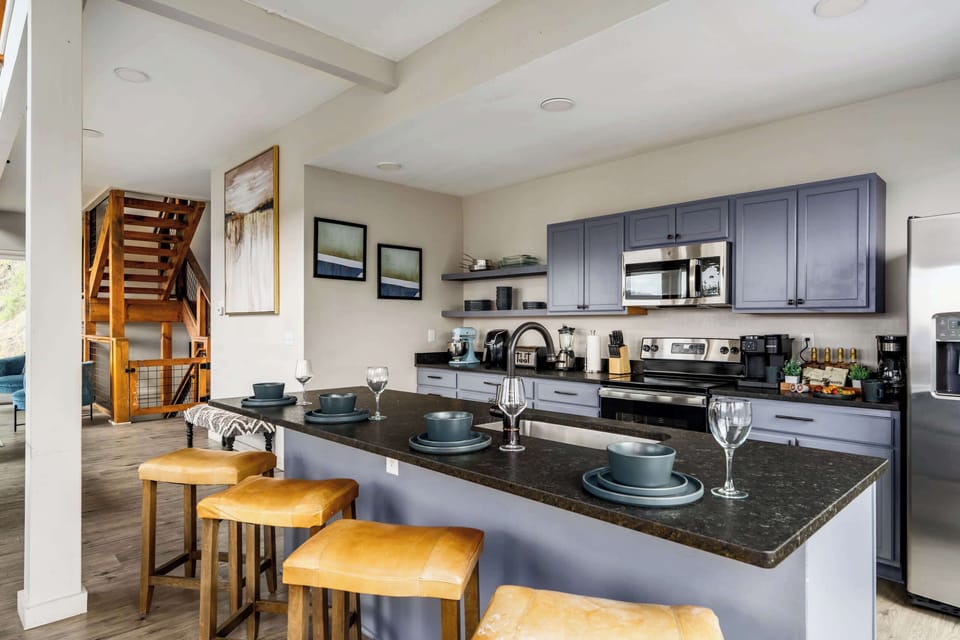 Modern Overlook - Fully Equipped Kitchen for Home-Cooked Meals
