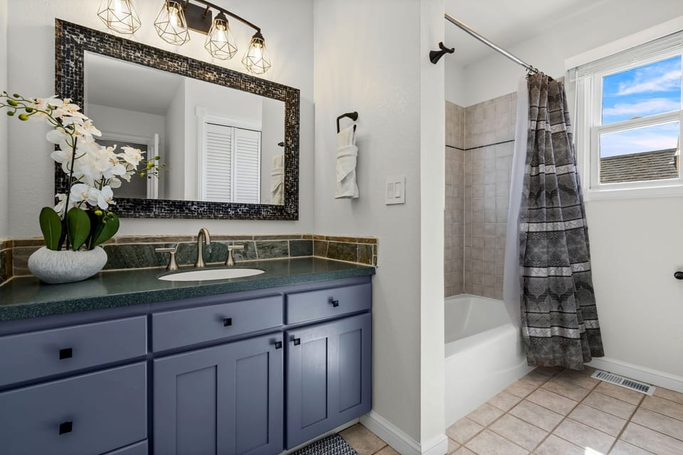 Bathroom 2 | Full Bathroom with Tub/Shower Combo