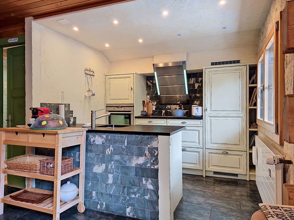 Flooring, Wood, Floor, Furniture, Kitchen, Interior Design, Ceiling, Cabinetry, Countertop, Kitchen Appliance