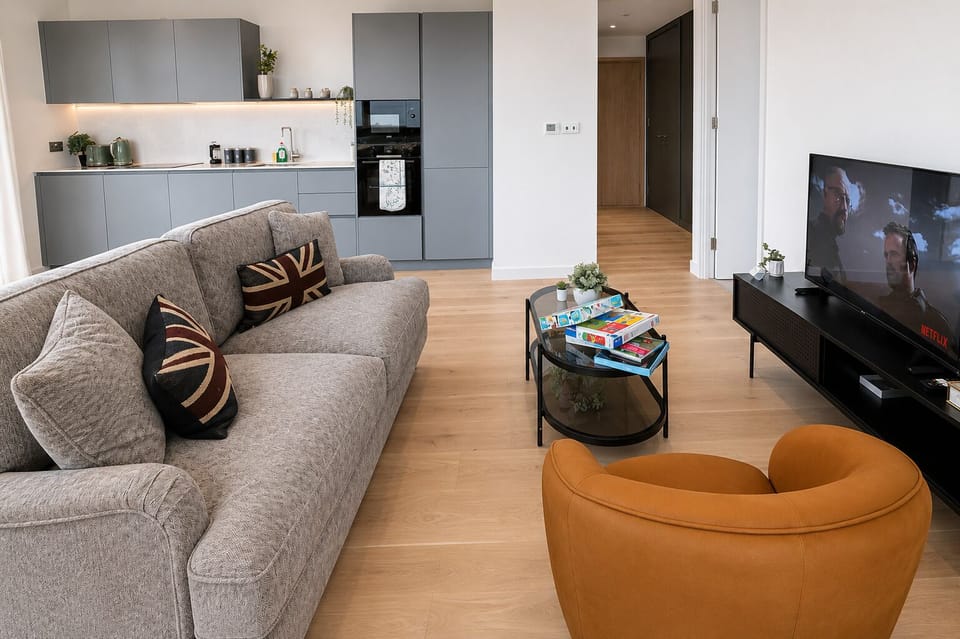 Living area w/ smart tv & double sofa bed - Greenwich Apt w/ Balcony near The O2