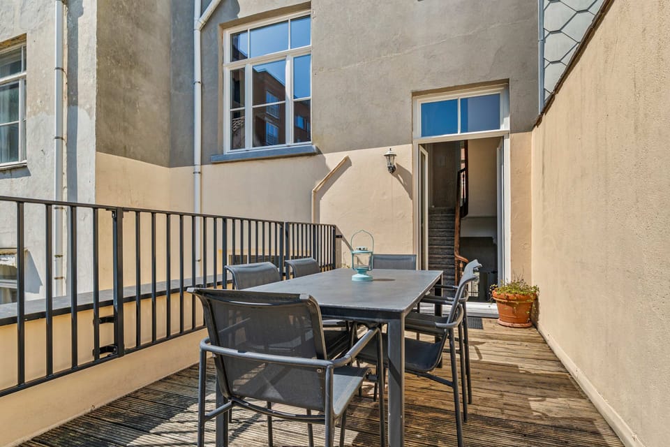 Sheltered private terrace with table and seating for al fresco meals – Grand Ostend townhouse with sauna, a short walk from Oostende beach