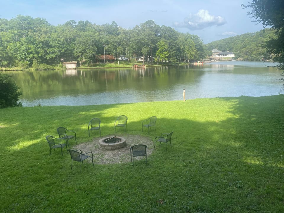 Firepit and lake Hamilton! Tie up boats here! 