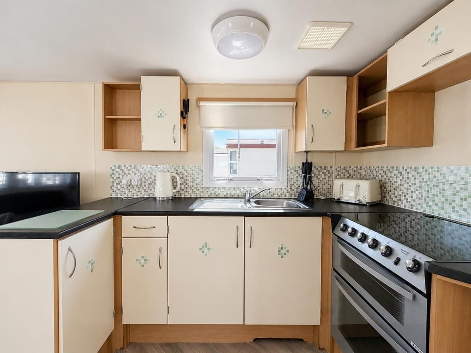 Plan your summer holidays 2026 with a last-minute break to Clacton on Sea, enjoying the stunning Essex beaches and creating unforgettable memories with your family on holiday.