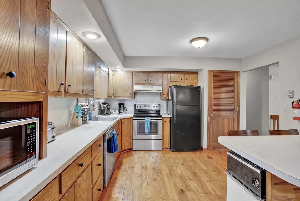 Spacious & Modern – Enjoy a well-equipped kitchen with premium appliances and ample cabinetry for all your cooking needs.