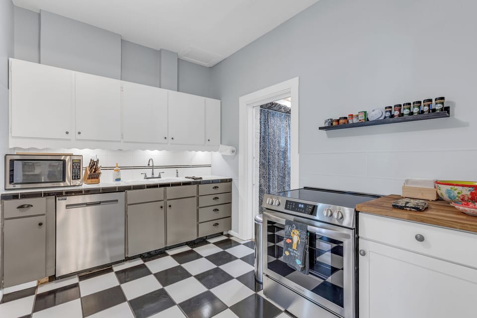 Kitchen
•New Appliances