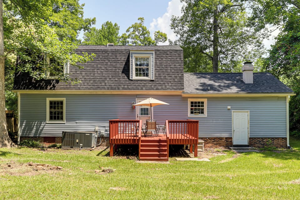 Exterior | Spacious Yard | 2-Story Home