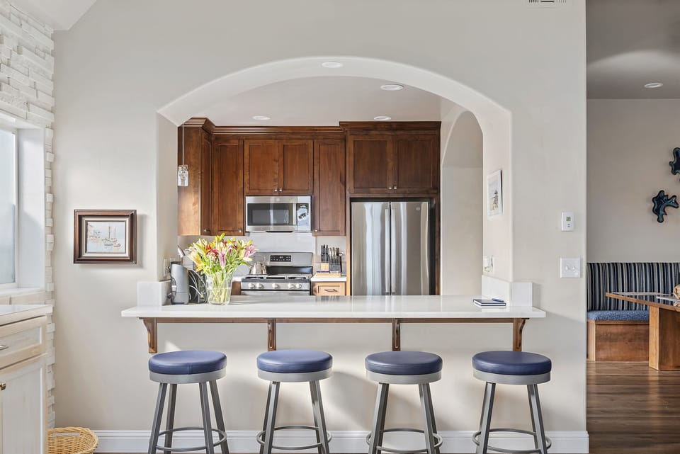 Kitchen with breakfast bar