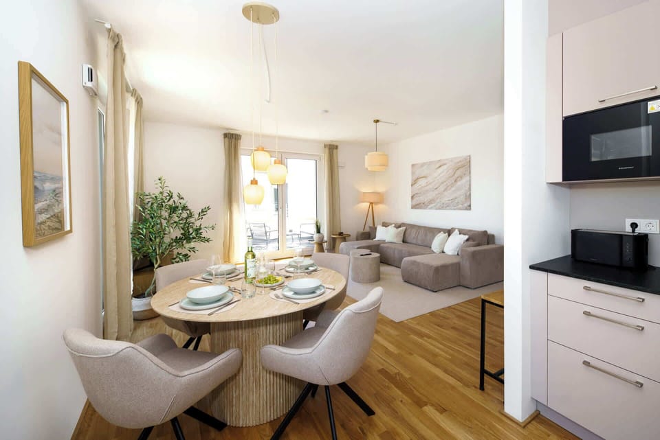 Küche: Sicht aus der Küche ins Wohnzimmer
