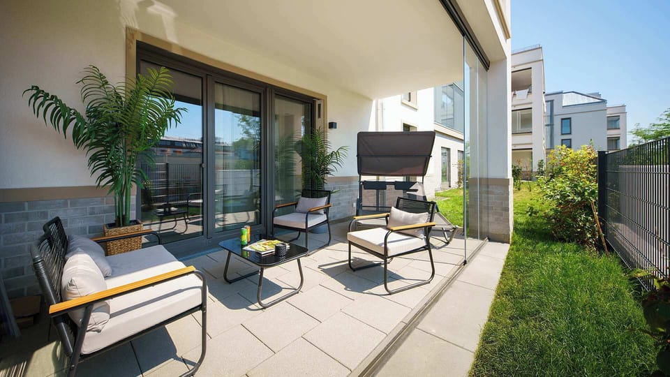 Terrasse mit Sitzlounge und Liege