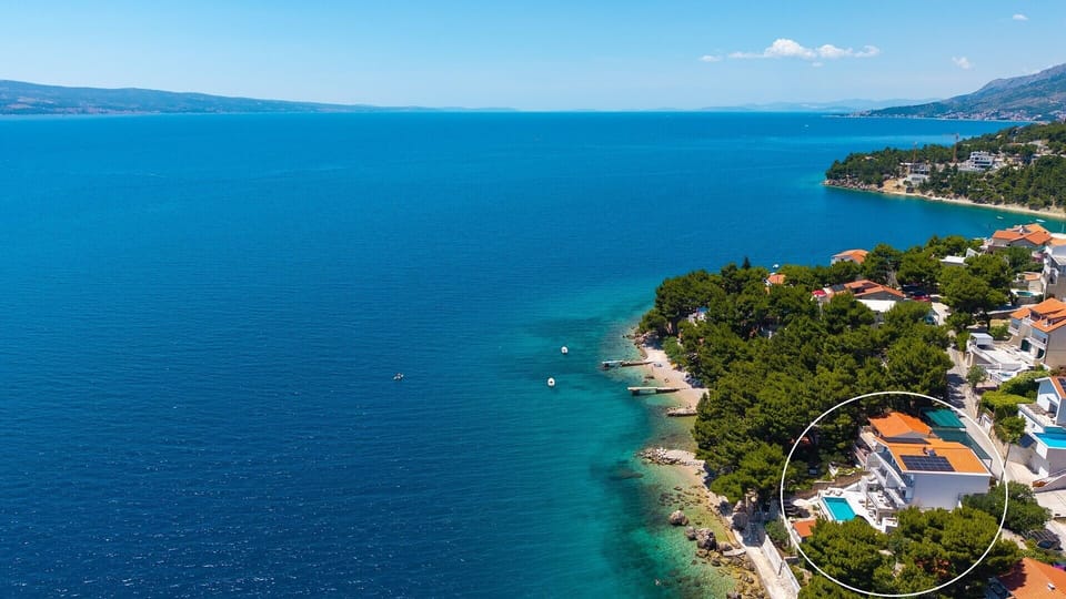 The villa comfortably accommodates a maximum capacity of up to 10 guests.
