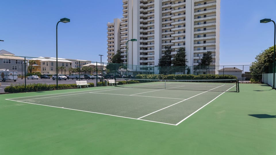 One Seagrove Place Grounds & Amenities