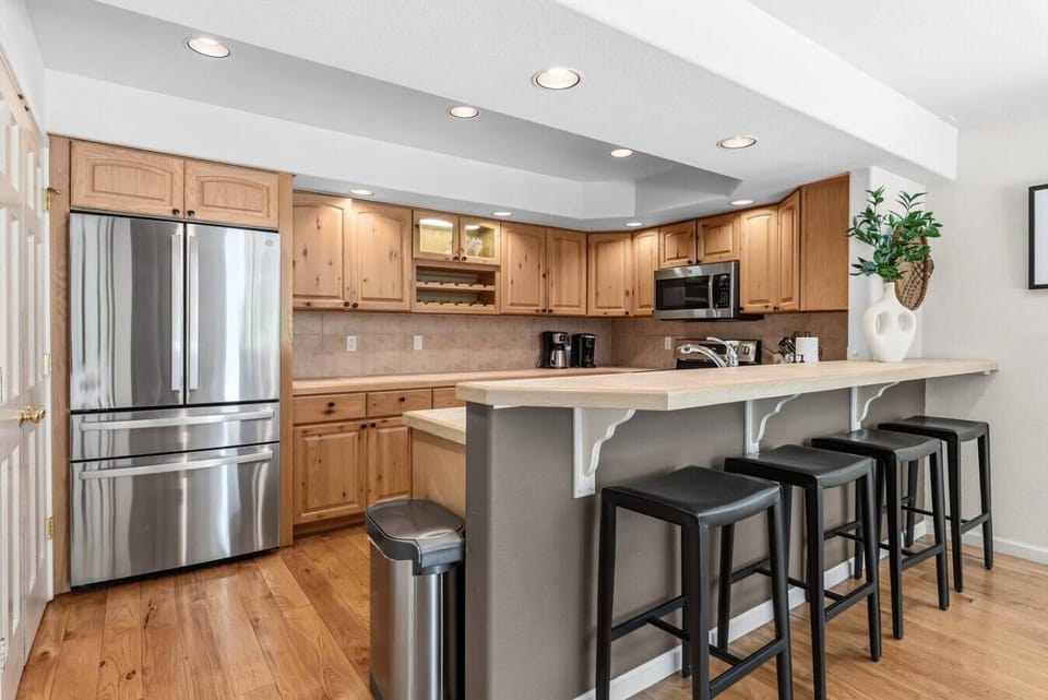 Fully equipped kitchen with breakfast bar