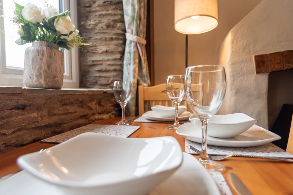 Enjoy relaxed breakfasts, romantic dinners and slow mornings in the welcoming dining area.