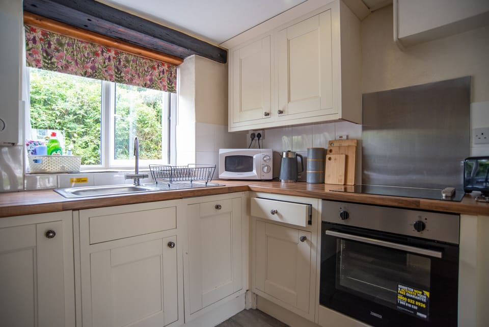 Prepare everything from leisurely breakfasts to evening meals in the fully equipped country-style kitchen at Spring View, complete with modern appliances and self-catering essentials.