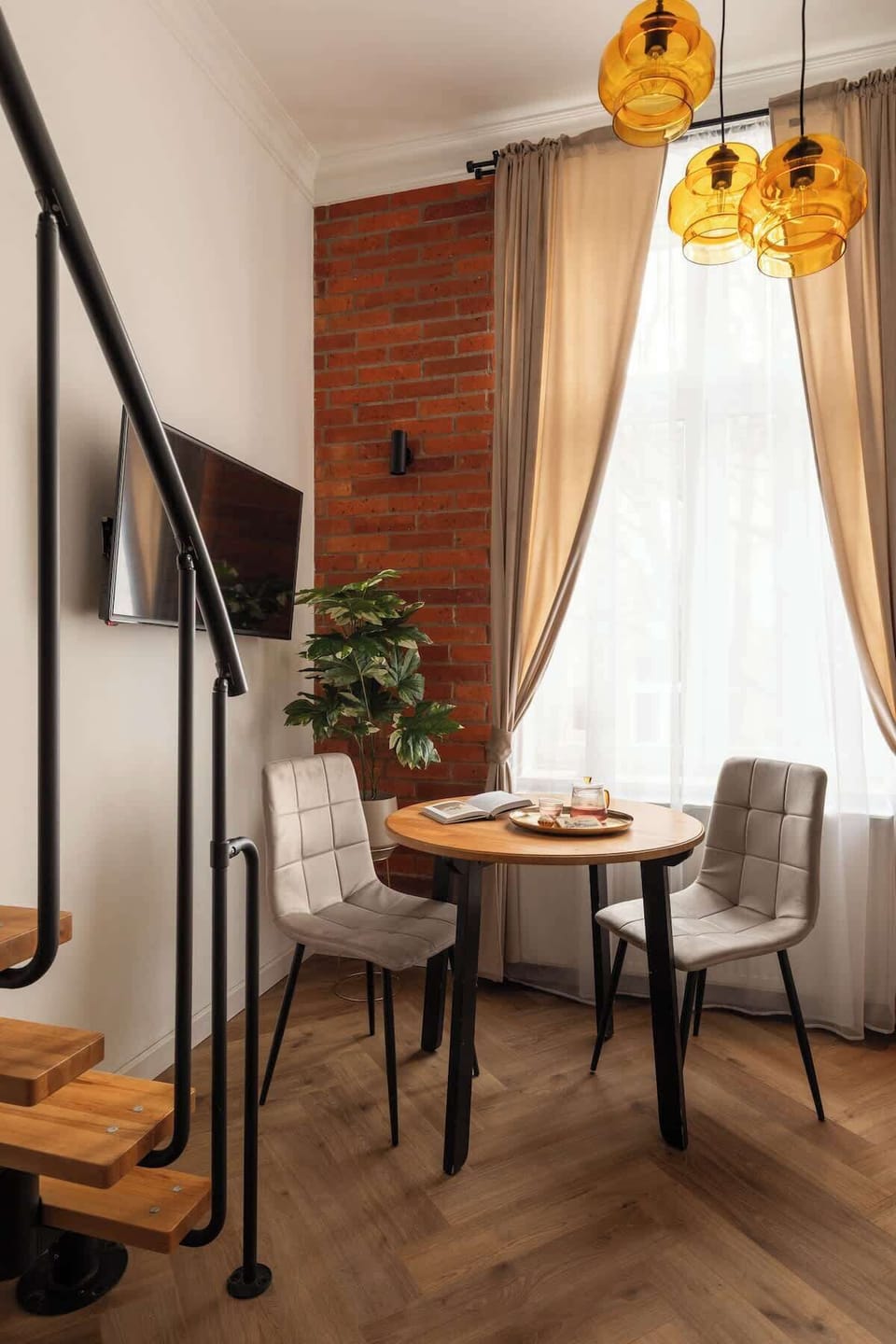 Główna część apartamentu to jasne studio, w którym znajduje się rozkładana sofa pełniąca funkcję wygodnego miejsca do wypoczynku i spania. Naprzeciwko usytuowano telewizor z dostępem do telewizji naziemnej oraz Smart TV.
