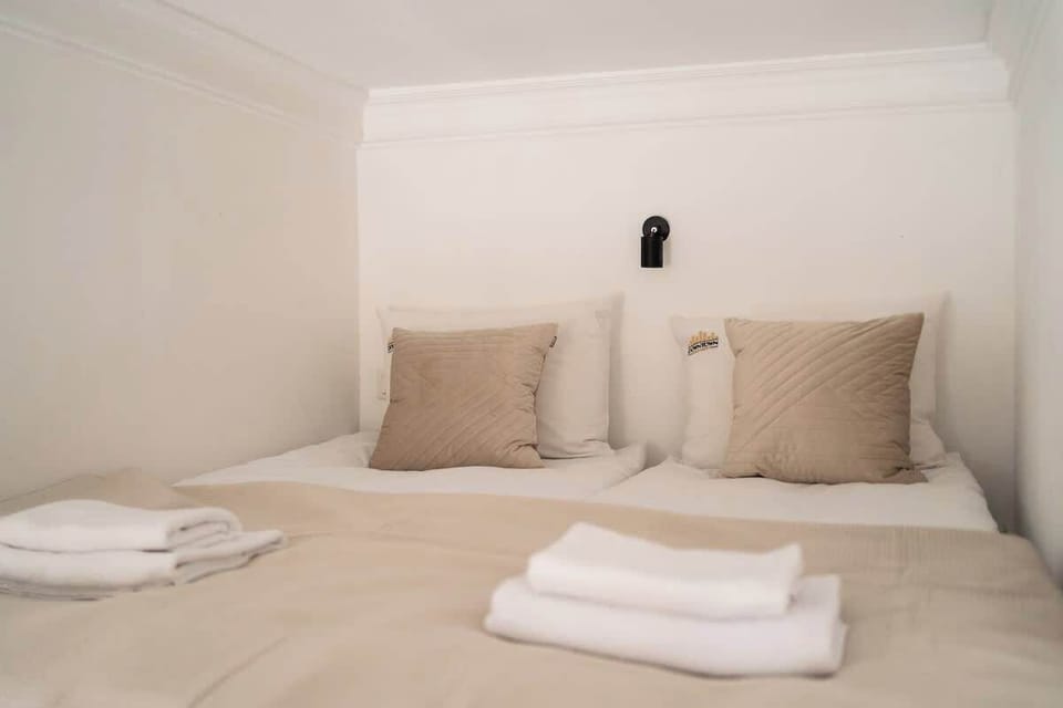 W części dziennej znajduje się wygodna, rozkładana sofa. Na antresoli umieszczono podwójny materac, który zapewnia komfortowy sen i przytulną, częściowo oddzieloną strefę nocną.