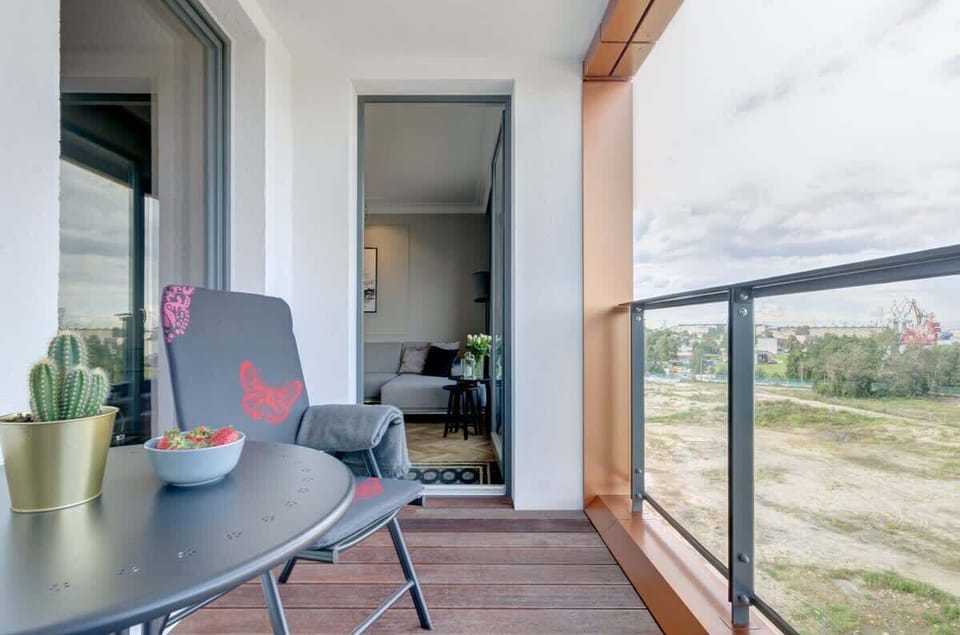 Bezpośrednio z salonu można wyjść na umeblowany balkon, który zachęca do porannej kawy na świeżym powietrzu lub chwili wytchnienia wieczorem.