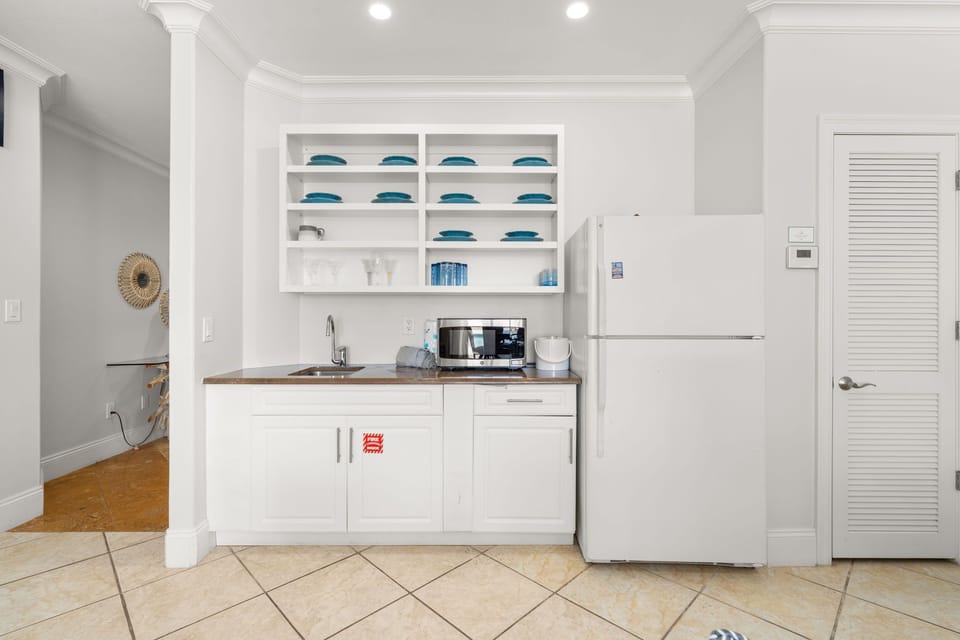 Ground Floor Mini Kitchen With Full-Sized Fridge & Freezer